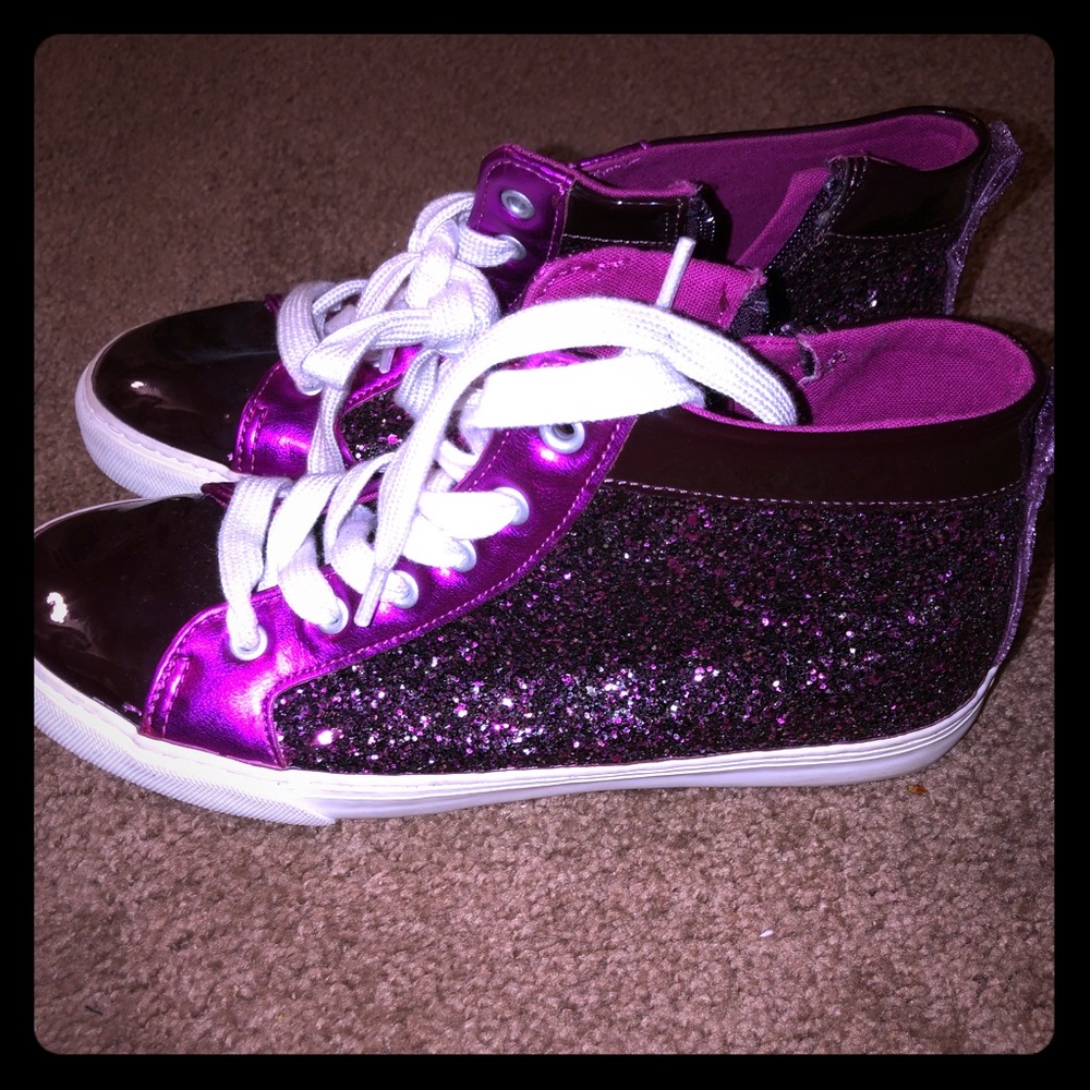Tennis shoes